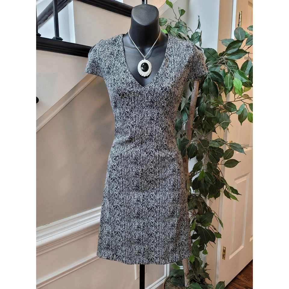 Express Dress 女式中号黑色白色人字形 V 领短袖合身 — 第 1/4 张图片