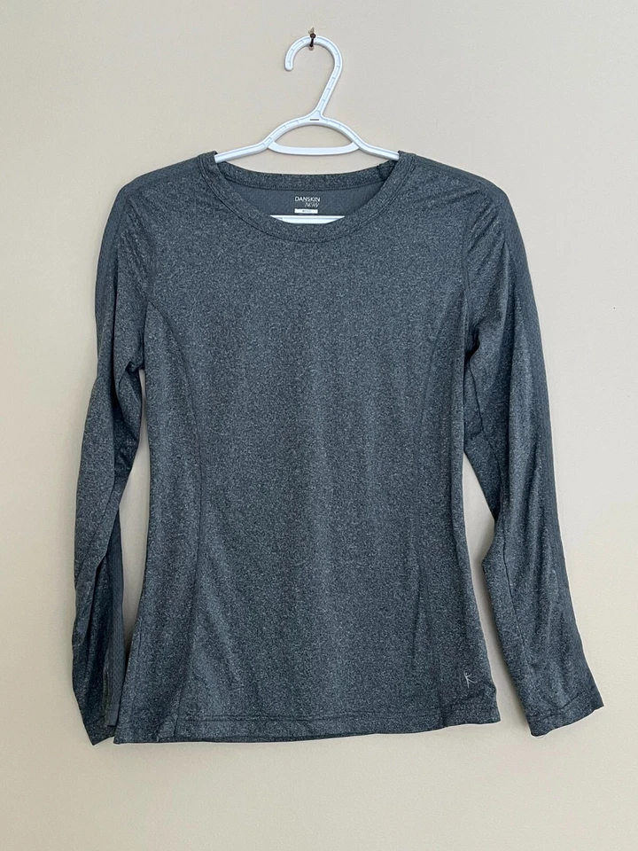 Usada en Excelente Condición Para Mujer XS DANSKIN NOW Camisa Ajustada Manga Larga Activa Top Gris Cuello Redondo Foto 1 de 3