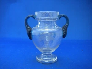 Fino Antiguo VIDRIO SOPLADO Pequeño JARRÓN-Grabado Decoración Floral - Manijas acanaladas AZULES - SIN PRECIO BASE - Imagen 1 de 9