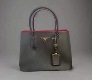 Prada Handtasche schwarz Saffiano Damen Leder mit rotem Innenleben - Bild 1 von 6