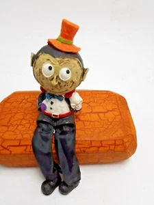 Halloween Ghul Regal Sitter hält Totenkopf baumelnde Beine Figur - Bild 1 von 12