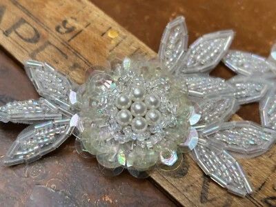 Aplique 2.5x3.25" flores hojas cuentas lentejuelas perlas cosidas a mano blanco marfil 1 pieza Foto 1 de 4