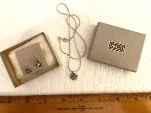 Avon Collana Pendente Orecchini Vintage Strass Fiore Gioielli Set con Scatola - Foto 1 di 8