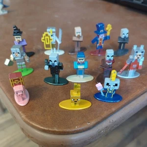 Minecraft Dungeons Nano Metalfigs Die-Cast Figure Lot, Key Golem, Nameless One - Picture 1 of 4