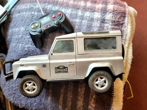Land Rover Defender R/C.27MHz (Toy Grade)1/16scale. Used +Working - Picture 1 of 16