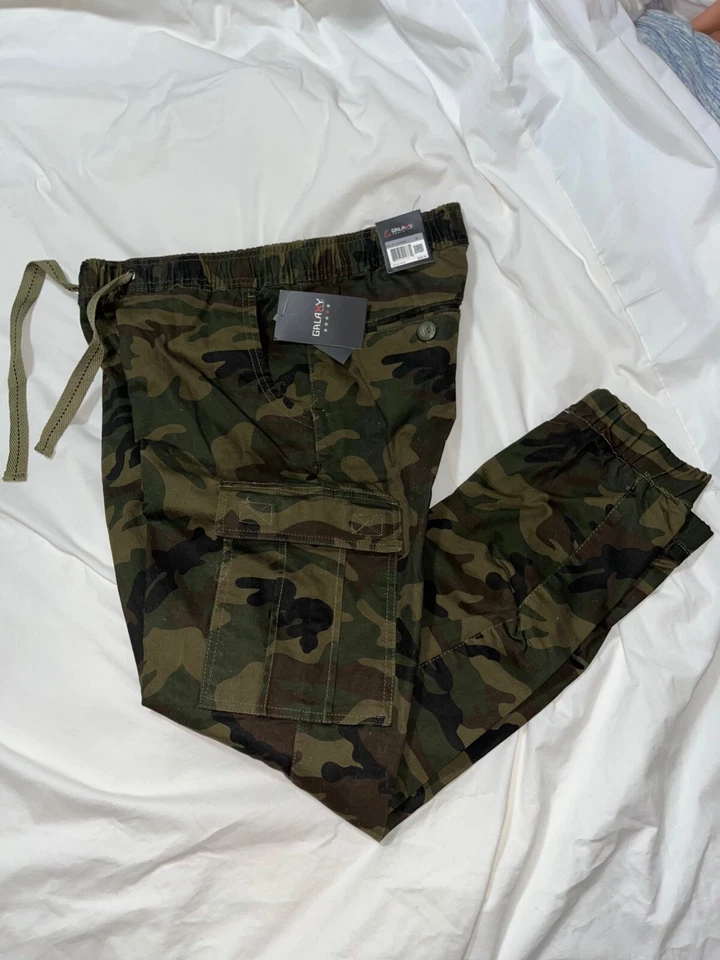 Pantalones cargo con cordón de camuflaje para hombre Foto 1 de 2