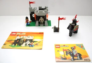LEGO 6009 Black Knight, 6036 Skeleton Surprise mit Anleitungen Ritter Konvolut - Bild 1 von 7