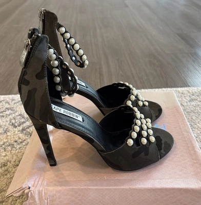 Tacones con estampado de perlas Cape Robbin Army Foto 1 de 4