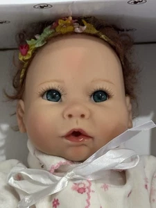 MUÑECA BEBÉ ASHTON DRAKE DULCE MARIPOSA BESOS INTERACTIVA SENSACIÓN REAL CON CAJA - Imagen 1 de 6
