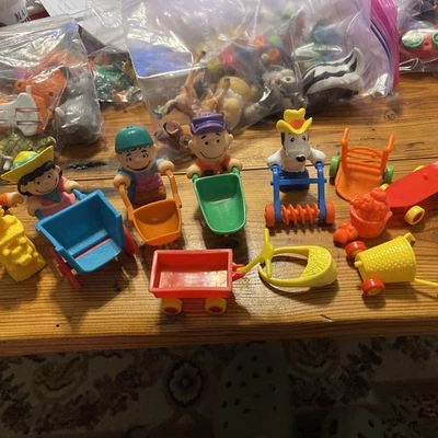 Juguetes de comida para niños Peanuts Charlie Brown Snoopy Hardees más piezas adicionales años 80 Foto 1 de 4