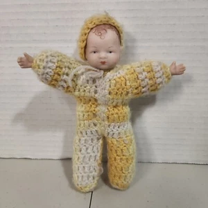 Muñeca bebé vintage hecha a mano de porcelana de ganchillo mostaza y blanco 6 pulgadas - Imagen 1 de 8