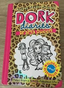 DORK DIARIES DRAMA QUEEN BY RACHEL RENEE RUSSELL(Hardback, 2015) BOOK POSTAGE DE - Bild 1 von 2