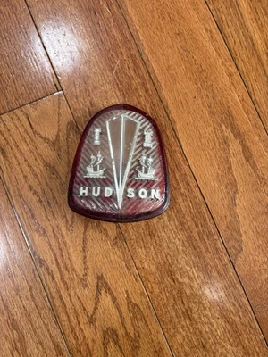 Hudson Hornet 1952 emblema frontal, el plástico está en gran forma, sin grietas ni abrasiones Foto 1 de 4