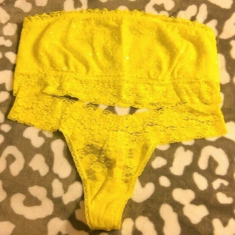 Sujetador bandeau amarillo brillante lentejuelas rosa Victoria's Secret y tanga panty grande Foto 1 de 3