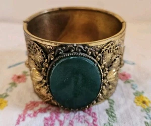 Vintage Armreif Armband, messingfarben erhabenes Design grüner Stein aufklappbar 2" dick - Bild 1 von 6