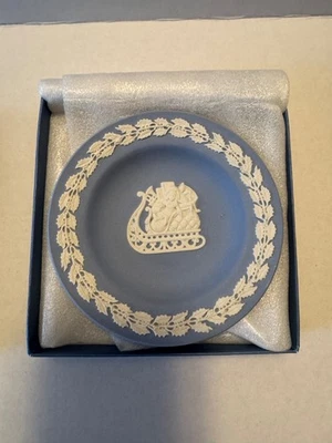 Bugiganga redonda vintage Wedgewood azul jasperware com caixa original. - Imagem 1 de 4