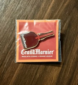 Grand Marnier Likörflasche Emaille Hut Hemd Anstecknadel Abzeichen *brandneu* - Bild 1 von 5