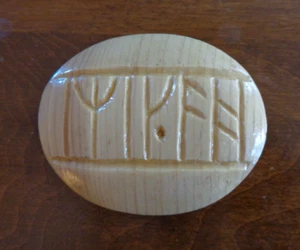 Kilis Runenstein, Der Hobbit, handgeschnitzt aus Holz; Neu - Bild 1 von 5