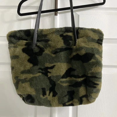 Bolsa tote camuflada difusa 18” X 14” verde e preta - Imagem 1 de 4