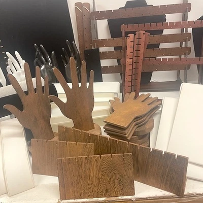 Gran cantidad de vitrinas para joyas soportes bandejas planas y más Foto 1 de 4