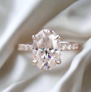Anillo de compromiso de moissanita ovalado de 3,20 quilates con halo oculto, plata de ley 925 - Imagen 1 de 3