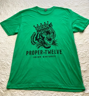 Camiseta de whisky irlandés Proper Twelve talla grande para mujer corona de león verde Foto 1 de 4