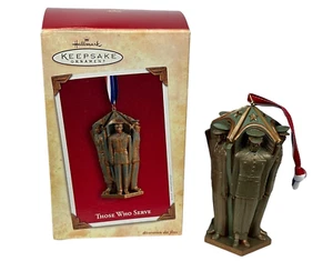 2004 Hallmark "Diejenigen, die dienen" patriotisches militärisches Andenken Ornament - Bild 1 von 5