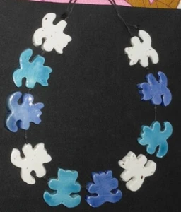 Gattini stilizzati intorno al collo di ceramica manufatti e dipinti con smalti - Foto 1 di 2