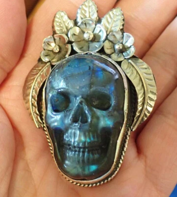 Cara de labradorita con piedras preciosas talladas en calavera en flores. Colgante de plata tibetana Foto 1 de 4