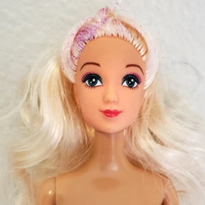 Muñeca de moda Brooklyn Lollipops 2018 cabello rubio con rayas rosas y azules - Imagen 1 de 6