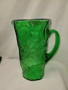 Smaragdgrüner Glaskrug Rindenstruktur 2 Quart mundgeblasen 9" hoch - Bild 1 von 5