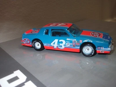 CAMPEONES DE CARRERAS RICHARD PETTY 5 DÉCADAS DE PETTY 1985 PONTIAC DIECAST 1/64 Foto 1 de 4