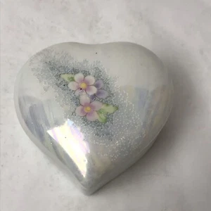 Herzförmige opalisierende Porzellan Pastell Blumendesign Schmuckschatulle Vintage Taiwan - Bild 1 von 3