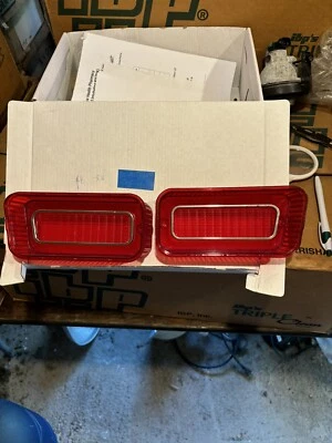 Par de lentes exteriores de parada y luz trasera Glo-Brite 1969 Chevrolet Impala NORS Foto 1 de 4