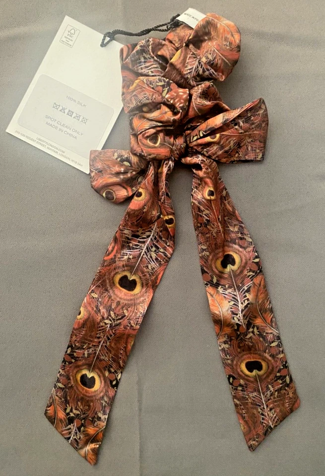 Scrunchie Liberty of London 100 % seda con lazo estampado de pavo real dorado nuevo con etiquetas Foto 1 de 4