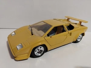 Burago 1:24 scale Yellow 1988 Lamborghini Countach Diecast Car Made in Italy - Picture 1 of 10
