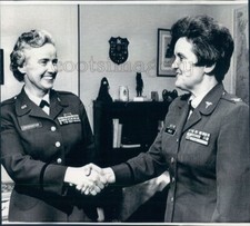 1970 Press Photo Col Elizabeth Hoisington & Anna Mae Hayes in Military Uniform