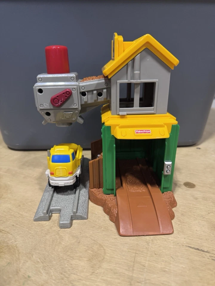 GeoTrax Fisher-Price Load 'Em Up Gravel Company Building W/Truck & Track - Изображение 1 из 2