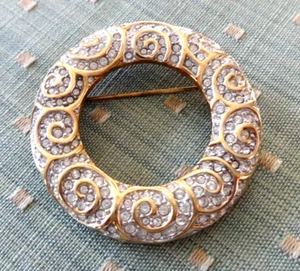 SWAROVSKI SWAN SIGNED PAVE CRYSTAL CIRCLE PIN BROOCH GOLD TONE SWIRL WREATH WOW! - Picture 1 of 8