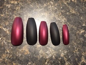 Schwarze & burgunderrote matte lange Ballerina Stilettos Sarg falsche Nägel - Bild 1 von 2