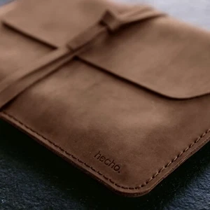 Leder Hülle für MacBook Pro 13" (2016-2022) - Handgefertigt & Fair - "Pablo" - Bild 1 von 7