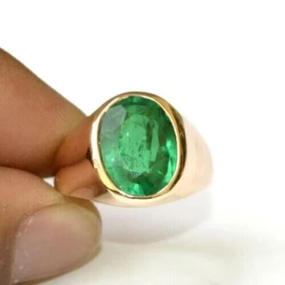 Anillo de oro amarillo de 14K con esmeralda verde creado en laboratorio de 2,00 quilates sobre hombre Foto 1 de 4
