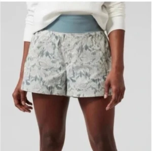 Athleta Trekkie North printed shorts in Ethereal Bloom, Magnolia White Size 10 - Picture 1 of 8