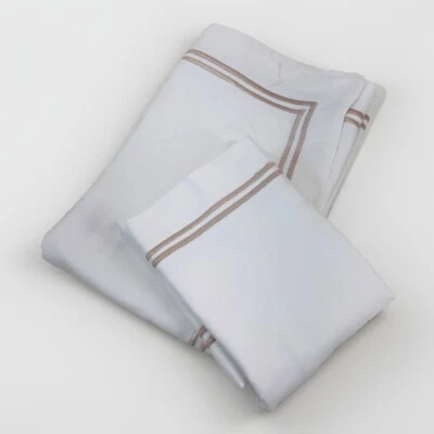 2 almohadas bordadas a rayas con traste Queen de 20,5" x 30" blancas Italia 100 % algodón Foto 1 de 4