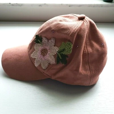 David And Young女式麂皮绒球帽刺绣粉色花朵花卉 — 第 1/4 张图片