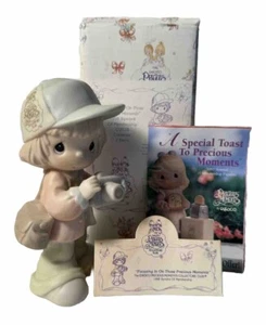 Figura de colección 1998 Precious Moments símbolo de membresía C0018 niño con cámara - Imagen 1 de 6