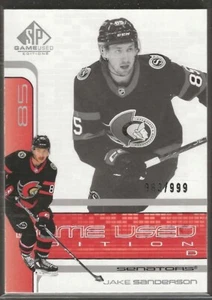 2022-23 SP Gioco Usato #R-44 Jake Sanderson (RC) -Retro Rookie 963/999-Senators - Foto 1 di 2