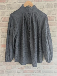 Neuwertige Samtbluse dunkelgrau hochgeschlossen geknöpft Gr. M Knopfdetail - Bild 1 von 12