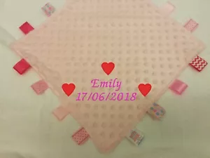 PERSONALISIERTE BESTICKTE BABY TAGGY TAGGIE DECKE BETTDECKE JUNGE MÄDCHEN NEUGEBOREN - Bild 1 von 2
