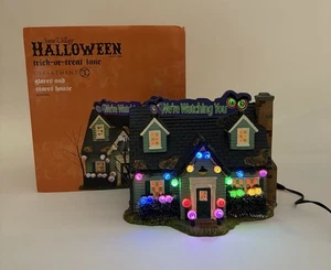 DEPT 56 HALLOWEEN VILLAGE - GLARES AND STARES HOUSE 4036590 TRICK OR TREAT LANE - Picture 1 of 11